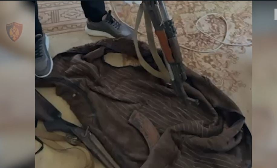 Kallashnikov, çifte, krehra dhe municion, arrestohet 47-vjeçari në Delvinë, i kishte fshehur në banesë