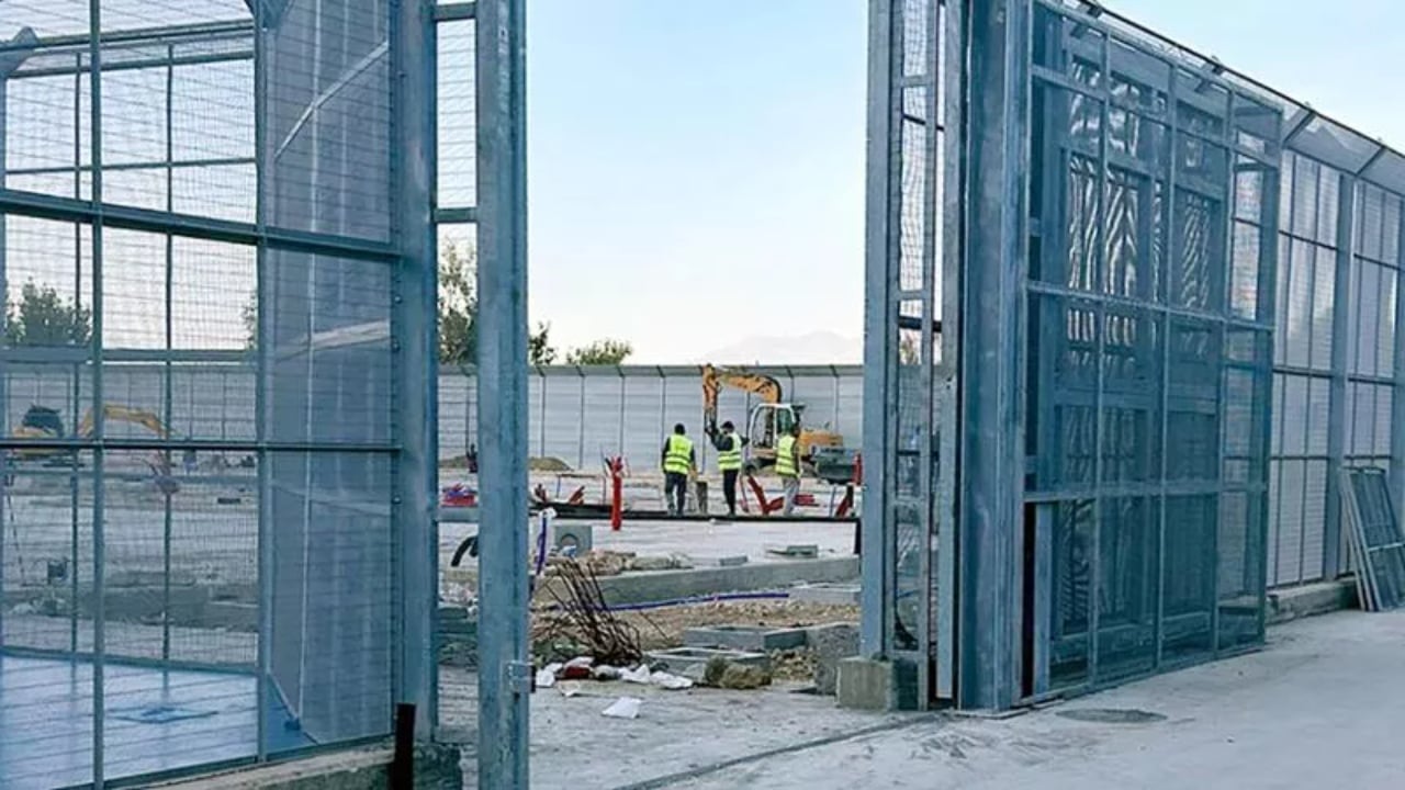 “Kampi në Gjadër po zbrazet”, media italiane: Janë ‘zhdukur’ 16 emigrantë, ku janë?!