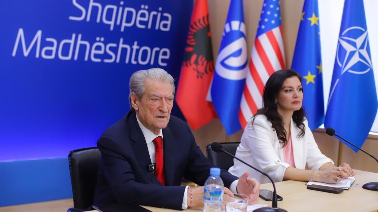 “Kanë hakeruar edhe dosjen time”/ Ndërhyrja në email-et e SPAK, Berisha flet me emra: Luftë brenda klaneve në PS, duan t’ia faturojnë…