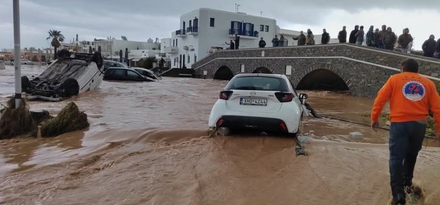 KAOS! Pamjet nga përmbytjet në Mykonos dhe Paros, stuhia godet ishujt grekë