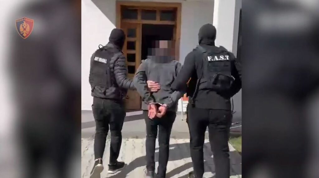 Kapet në Durrës kreu i një organizate për trafikim të qenieve njerëzore në Itali