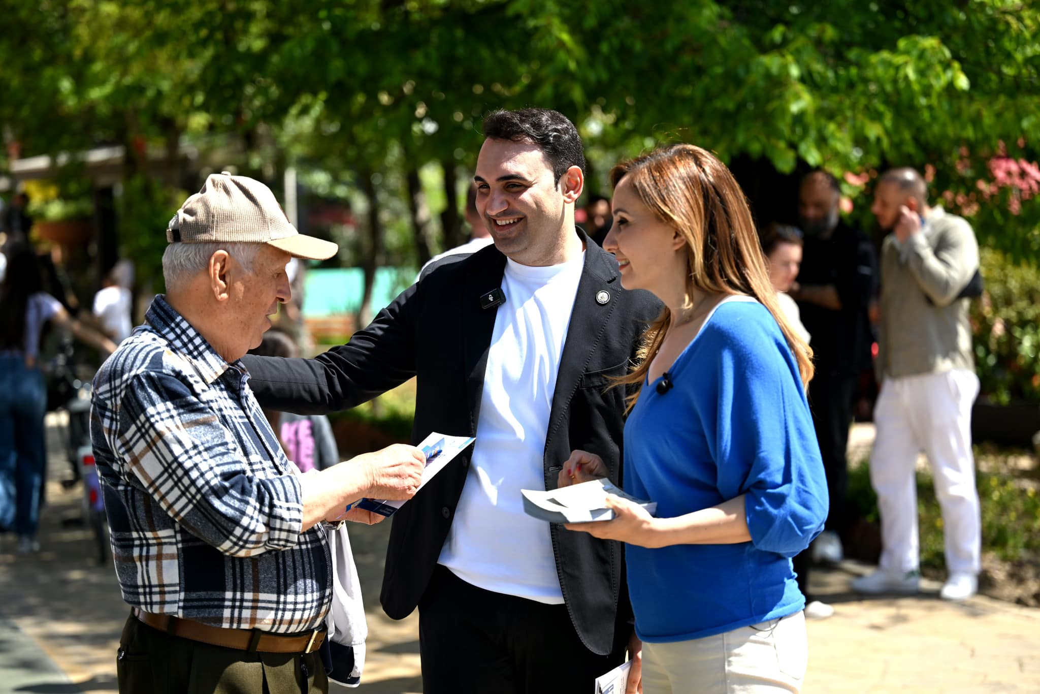 Këlliçi dhe Tabaku takojnë qytetarët në rrugët e Tiranës: Do marrim masa për ndalimin e shpopullimit