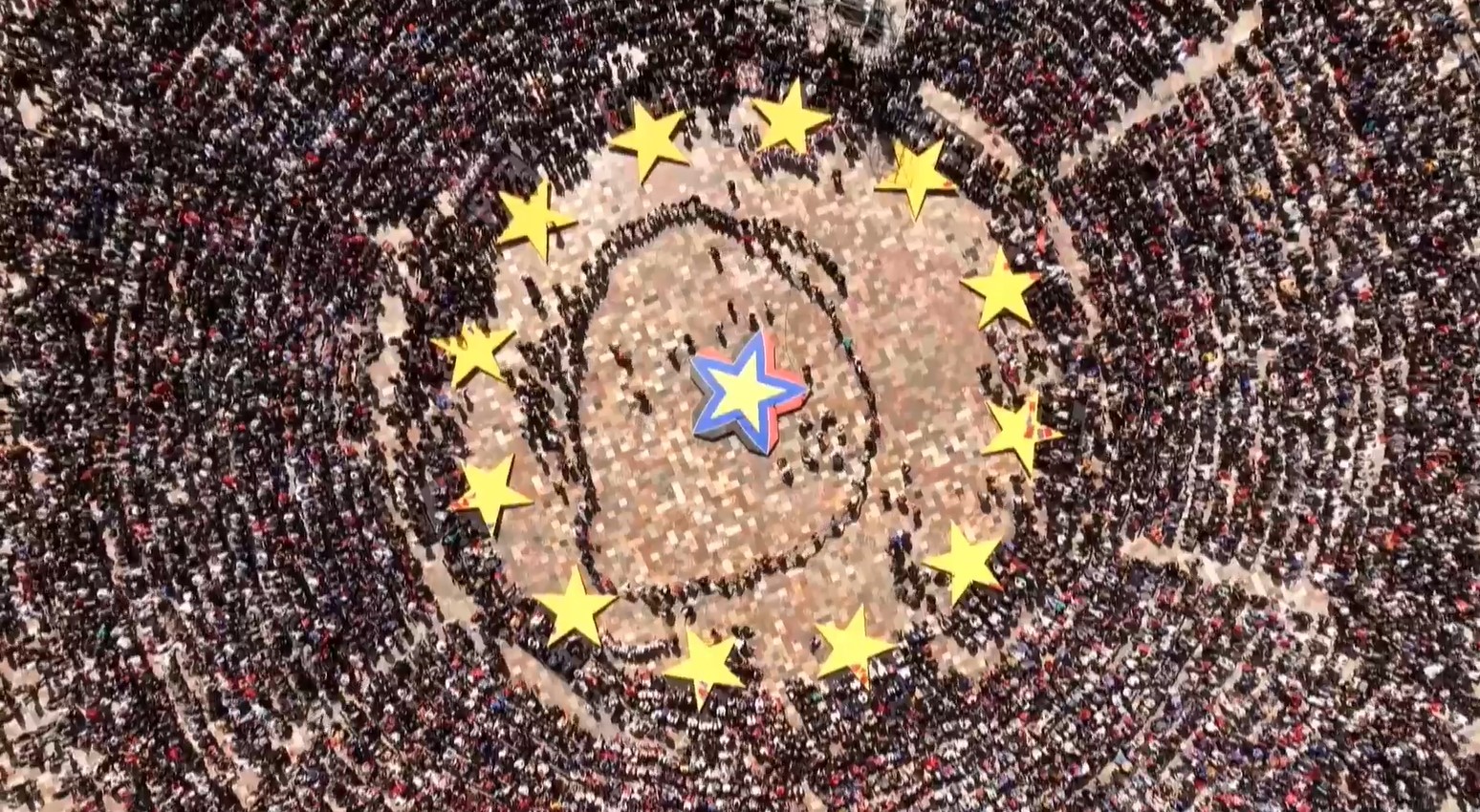 Këngë e valle, Rama mbërrin në sheshin “Skënderbej”, takon simpatizantët