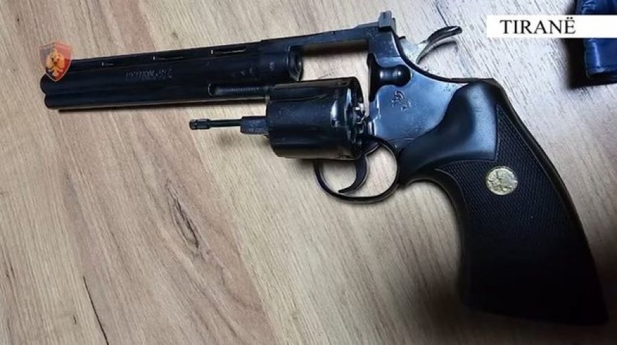 Kërcënoi me pistoletë një 40-vjeçare pas sherrit për motive të dobëta/ Arrestohet 37-vjeçari në Tiranë