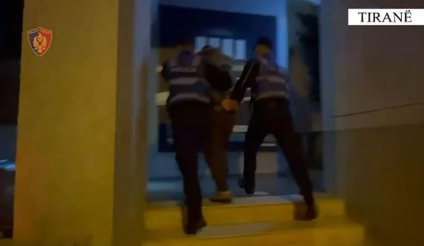 Kërcënoi një grua me armë zjarri, arrestohet 37-vjeçari në Tiranë! Çfarë iu gjet në banesë