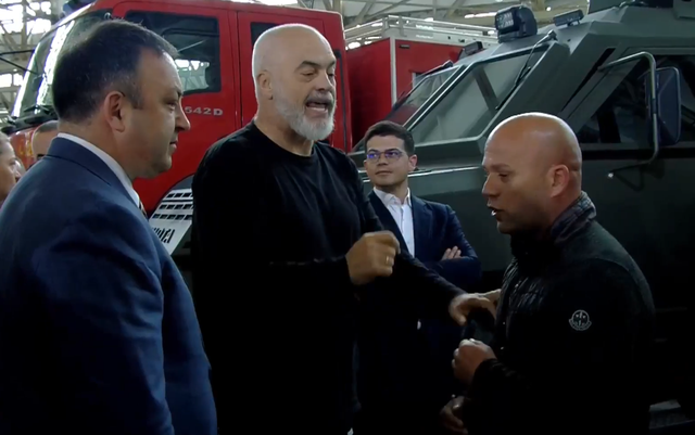 “Kërkojnë ryshfet”/ Ramës nuk i del e keqja me qytetarin, me ministrin e Brendshëm i bëjnë presion pas takimit: Do vish me mua ose…