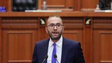 KESH e kallëzoi për shpifje, GJKKO shtyn për më 5 maj gjyqin ndaj deputetit demokrat Gaz Bardhi, zbardhet arsyeja