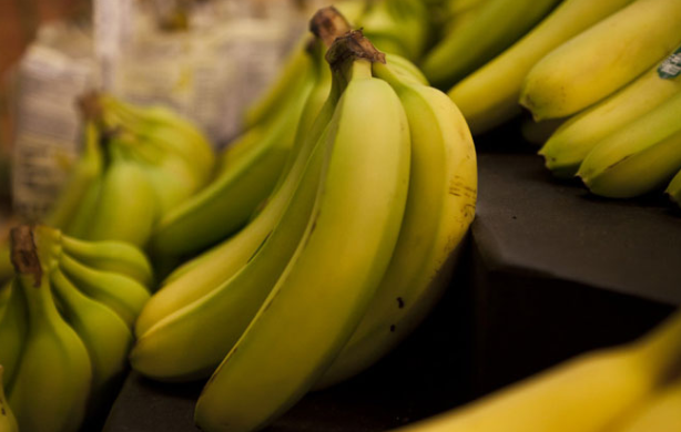 Këto fruta nuk ju ndihmojnë të humbni peshë