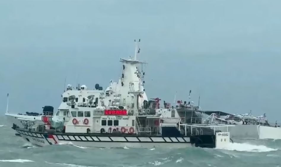 Kina nis stërvitje ushtarake rreth Tajvanit, e quan presidentin e vendit “parazit”