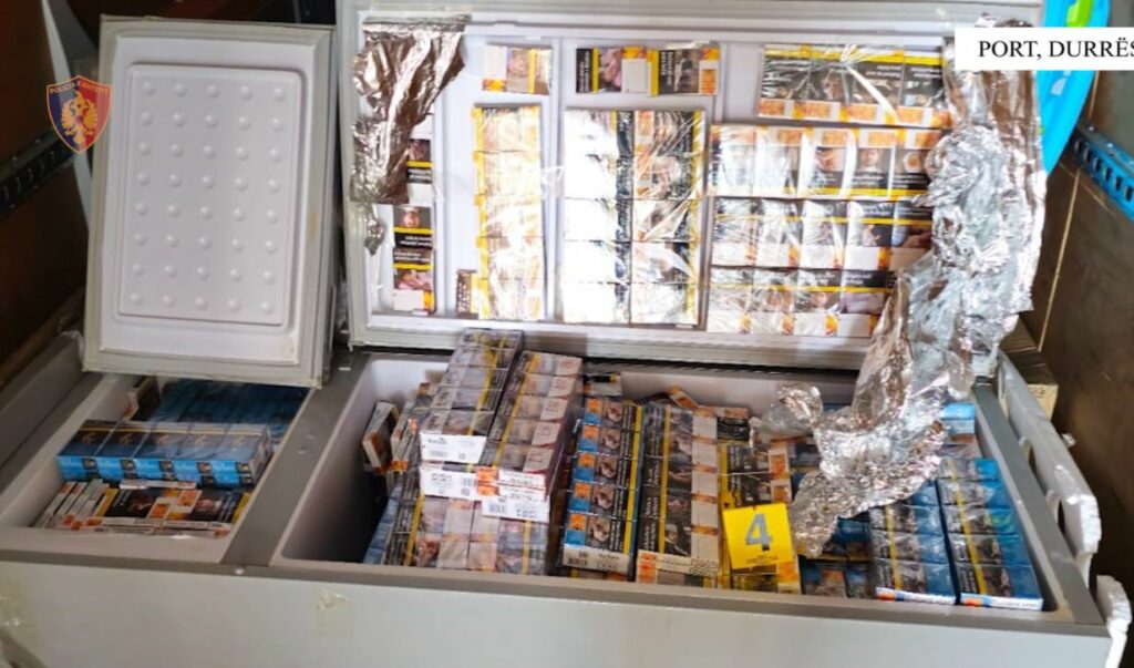 Kishte fshehur 177 steka me cigare në furgon, arrestohet 28-vjeçari në Portin e Durrësit