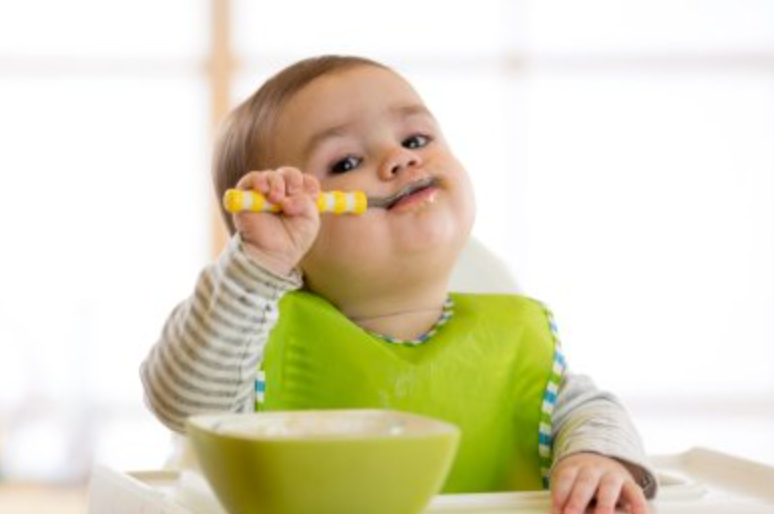 Kjo është mosha e duhur kur duhet të përdorni kripën dhe sheqerin tek fëmija