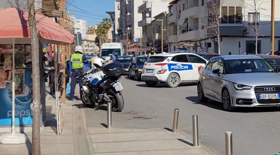 Konflikt fizik pas përplasjes së dy automjeteve në Durrës, arrestohen 3 vëllezër dhe 1 tjetër
