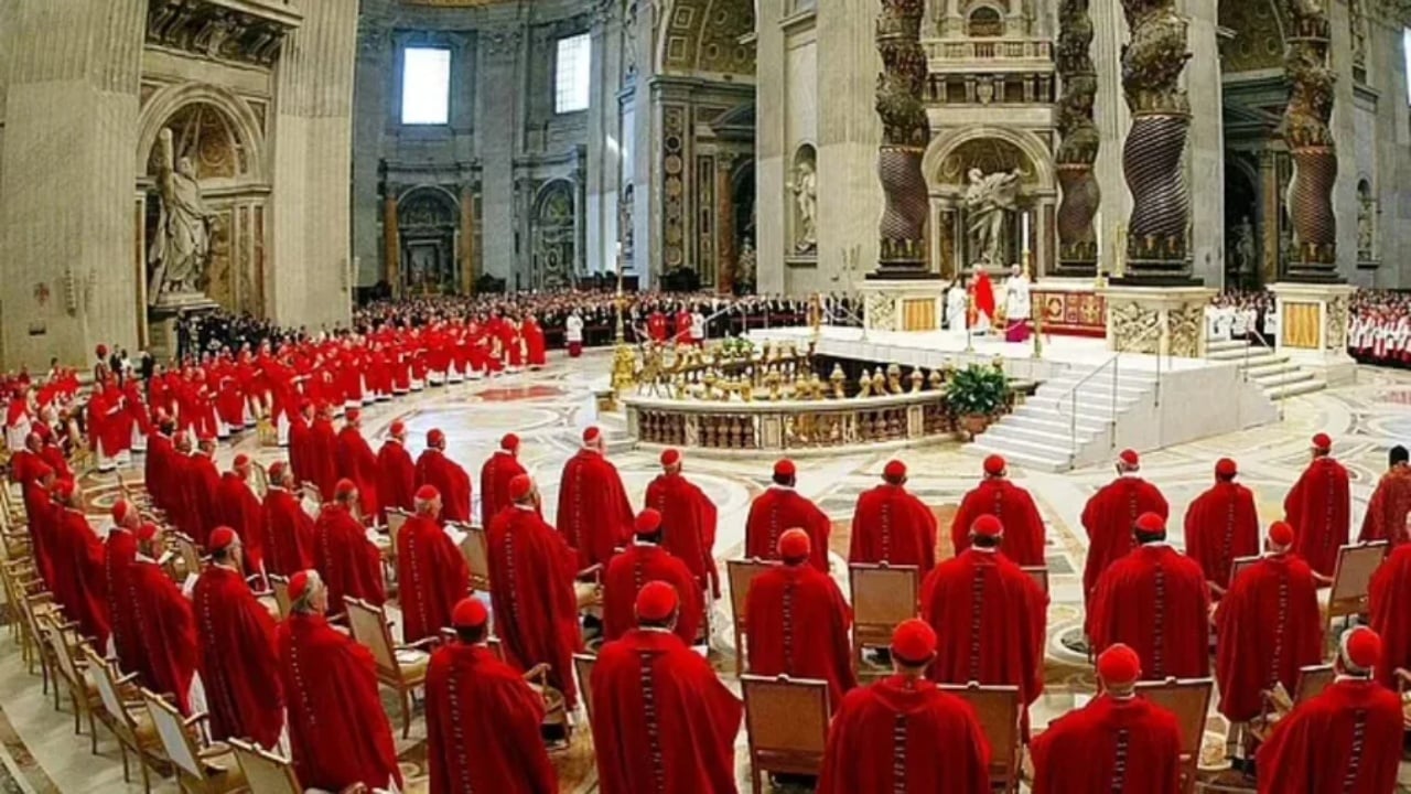 Konklava për zgjedhjen e Papës nis në 7 maj, tërhiqet kardinali më “i fuqishëm” italian!