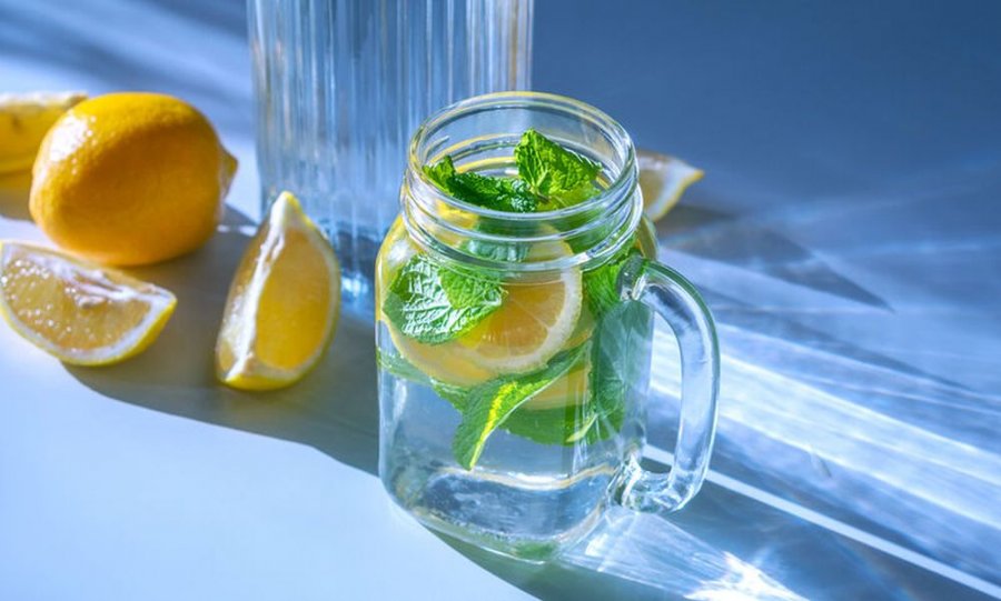 Konsumoni ujë me limon? Ja si ndikon në lëkurën tuaj