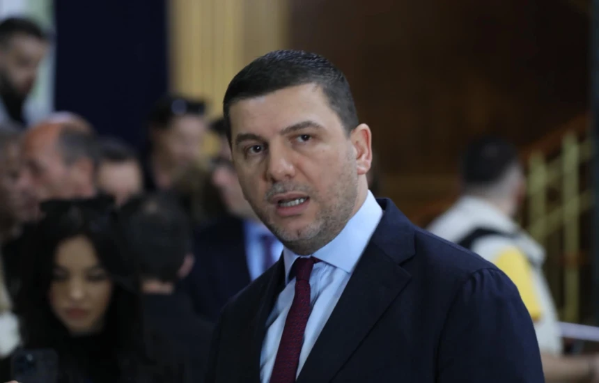 Kosova ka kryetar Kuvendi/ Krasniqi: Kurti po mban peng shtetin