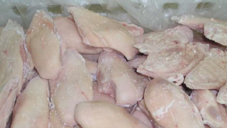 Kosova rrit kontrollet, dyshime për salmonelë në mishin e pulës nga Brazili në Shqipëri