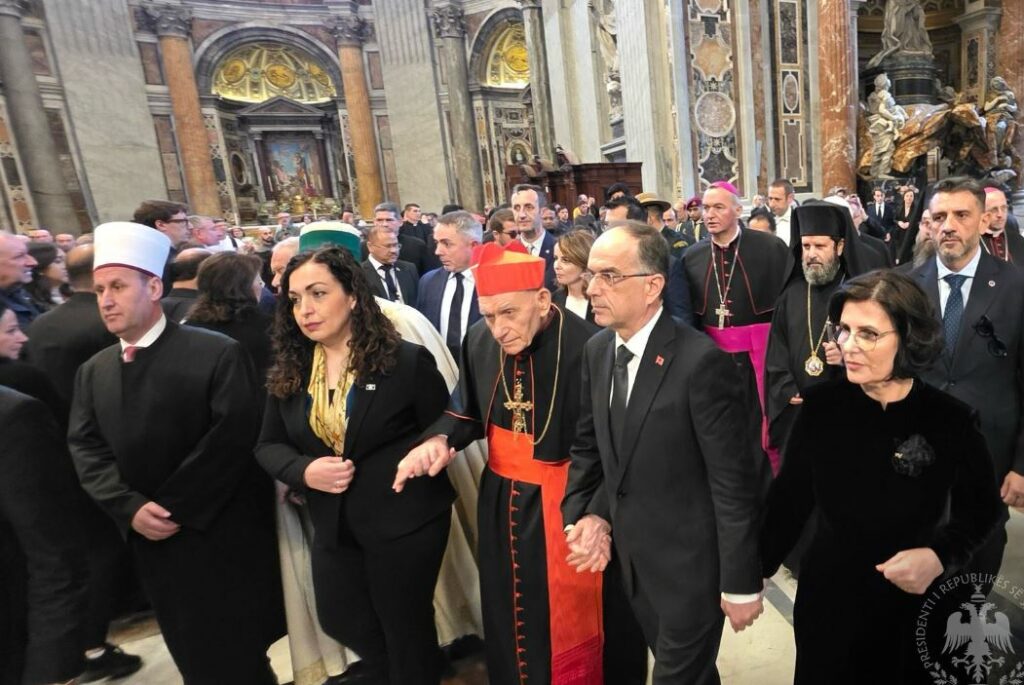 Krah përfaqësuesve të komuniteteve fetare shqiptare dhe Vjosa Osmanit, Presidenti Begaj homazhe për Papa Franceskun