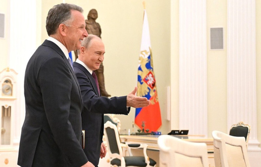 Kremlini zbardh detaje nga takimi mes Putin dhe të dëguarit të Trump në Moskë