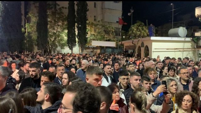Kremtimi i Pashkëve në Vlorë/ Qindra besimtarë marrin pjesë në meshën e shenjtë në Kishën e Shën Theodhorit
