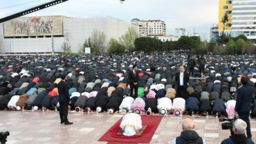 Kremtohet Fitër Bajrami, mijëra besimtarë u falën në ‘Sheshin Skënderbej’! Kreu i KMSH: Qoftë burim dashurie dhe uniteti!