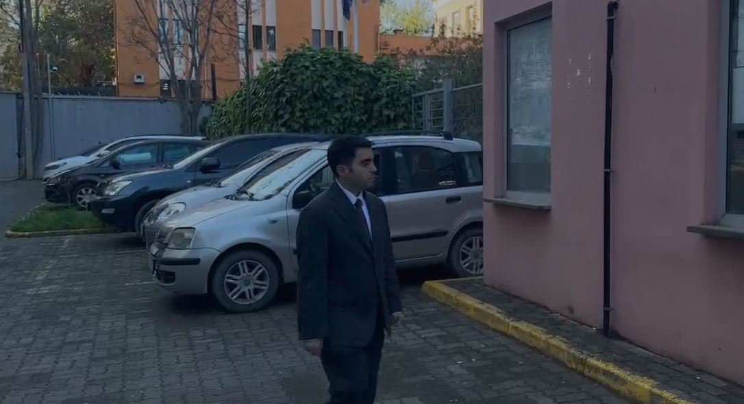 Kreu i Komisionit të Prokurimeve Publike, Jonaid Myzyri paraqitet në SPAK (Emri)