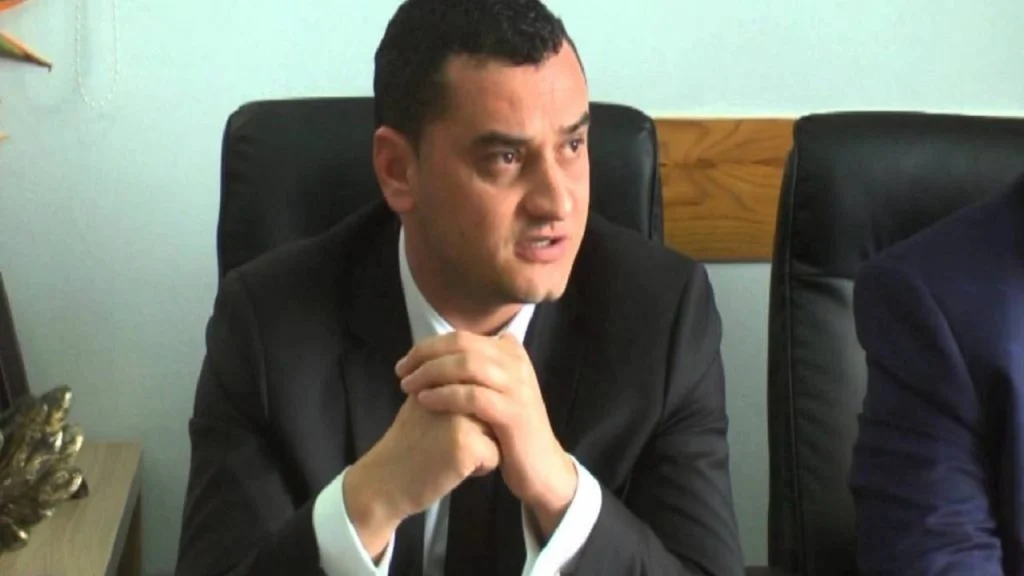 Kreu krim zgjedhor? Reagon kandidati i PS: Nuk ka shkelje ligjore, fotoja tregon vetëm dorëzimin e…