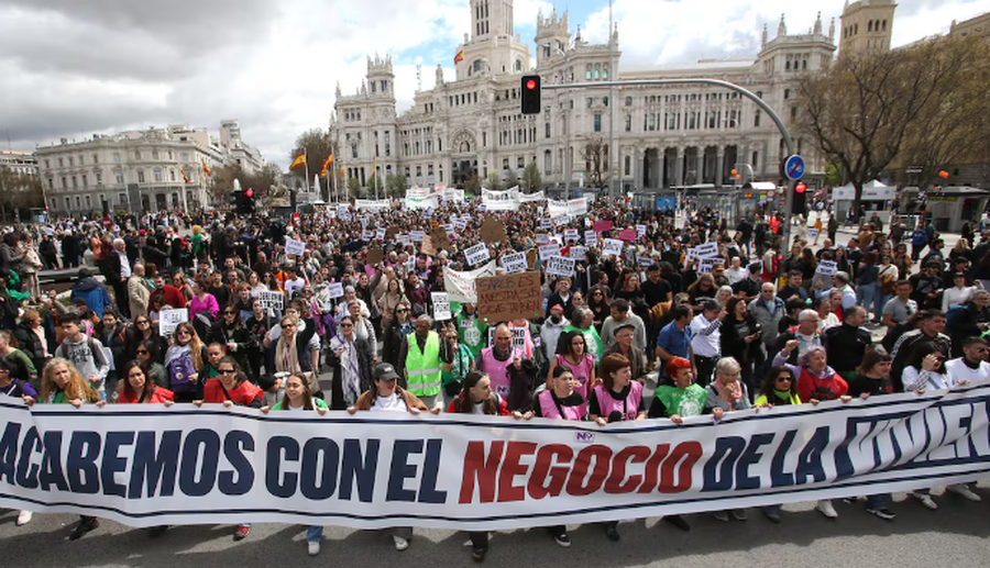 Kriza e strehimit/ Demonstrata masive në 40 qytete të Spanjës për qiratë e banesave