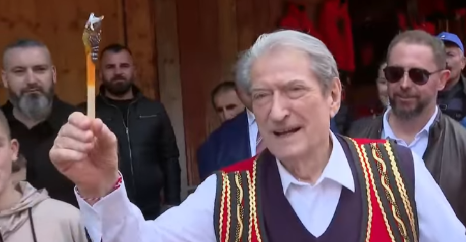 Krujë/ Shitësja i dhuron bufin, Berisha: Simboli i mençurisë, e çmendi Edi Ramën