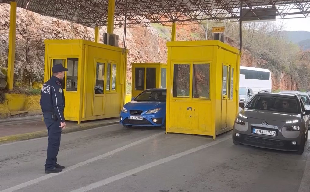 Kthimi i emigrantëve drejt Greqisë pas Pashkës, normalizohet situata në doganën e Kapshticës