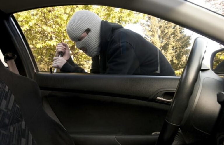 Kujdes për shoferë: Kanë ndodhur dy raste të vjedhjes, hajnat po i thyen xhamat e veturave