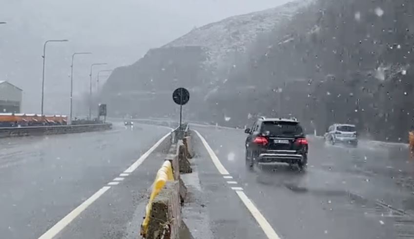 Kukësi përfshihet nga moti i keq/ Reshje shiu, dëborë dhe ulje temperaturash