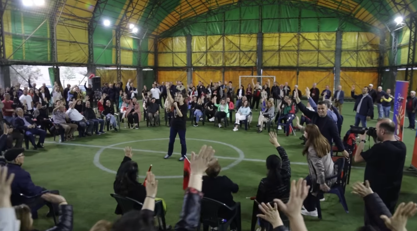 Kumbaro tallet keq me Tritan Shehun: Bufi i kënetës s’ka respekt për Gjirokastrën, ju solli këtu prapë një pensionist. Demokratët më thonë fitoni 4 me 0 të shpëtojmë edhe ne