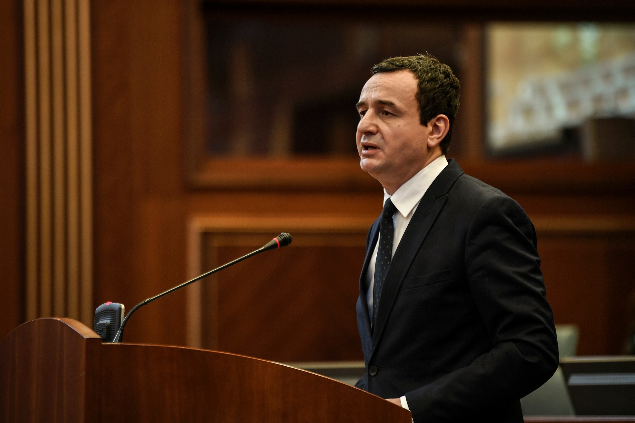 Kurti jep dorëheqje nga posti i kryeministrit