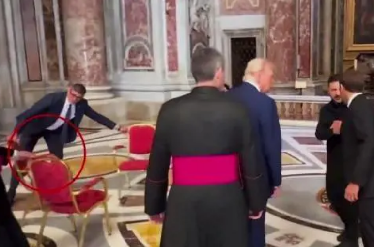 Ky është detaji që ju ka shpëtuar nga takimi. Kush duhet të ishte ulur pranë Trump dhe Zelensky dhe misteri i karriges së tretë?