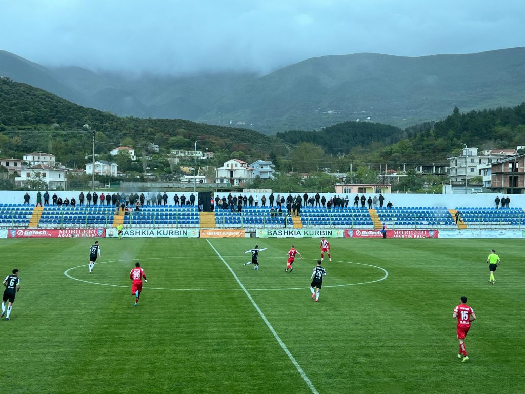 Laçi në kaos, 5 titullarë braktisin mbledhjen