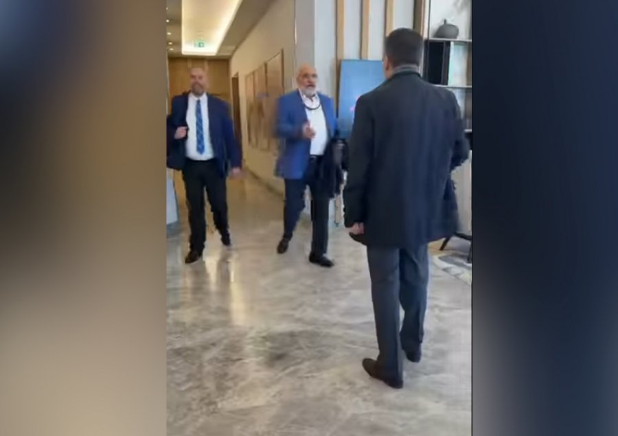 LaCivita mbërrin në Shqipëri/ Mediu: Bashkë me Berishën dhe opozitën për një ndryshim të madh