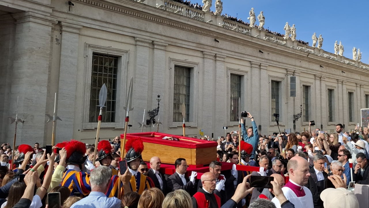 Lamtumira e madhe! Mbi 200 mijë persona të pranishëm dhe liderë të njohur botëror, Papa Françesku përcillet sot për në banesën e fundit