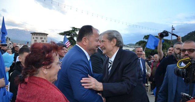 Lefter Maliqi i zhgënjyer me prezantimin që i bënë në Berat:Kam 20 vite karrierë,s’më denigron asnjë “kodosh politikan”