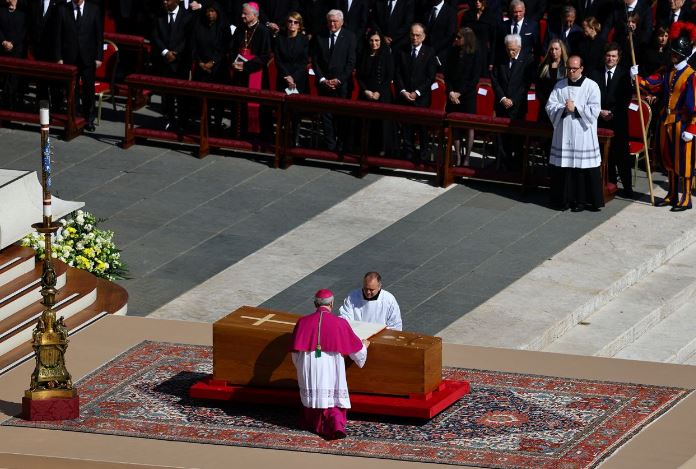 Libri i Ungjijve i vendosur në arkivolin e Papa Françeskut, si një simbol i besimit dhe përkushtimit të tij të jetës