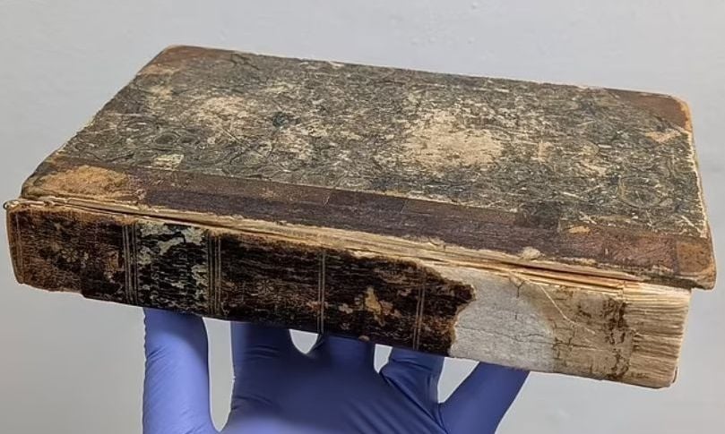 “Libri më i sëmurë në botë” u gjet në një tavolinë muzeu, ja nga se përbëhet