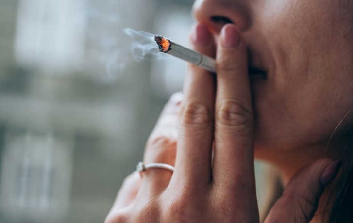 Ligji për ndalimin e duhanit mbetet në letër, shumica e lokale lejojnë pirjen e tij në ambiente të mbyllura