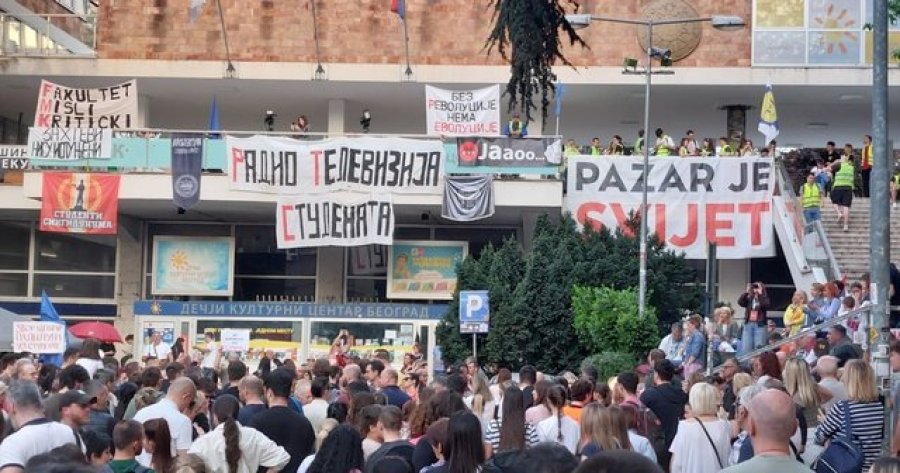 Ligjvënësit plotësuan një nga kërkesat e tyre, studentët serbë i japin fund bllokadës para zyrës së transmetuesit publik