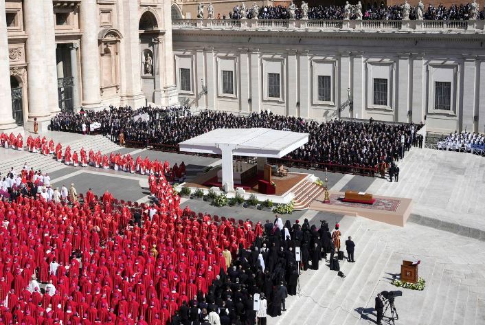LIVE/ Nis ceremonia mortore për Papa Franceskun në Vatikan, shërbimi funeral hapet me rite prezantuese