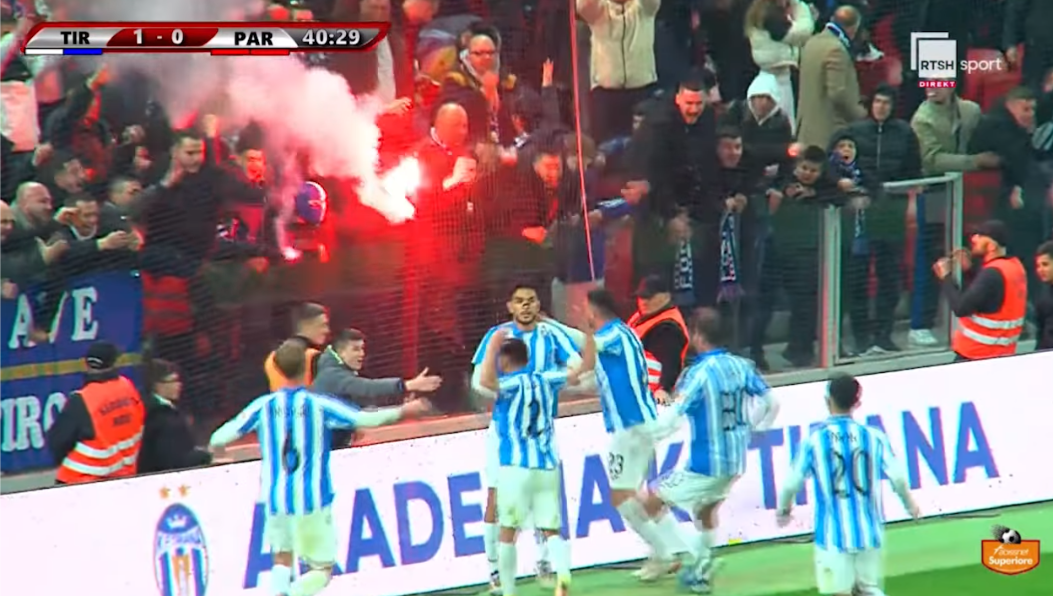 LIVE/ Tirana ndizet në derbi, bardheblutë i shënojnë dy gola Partizanit në pjesën e parë