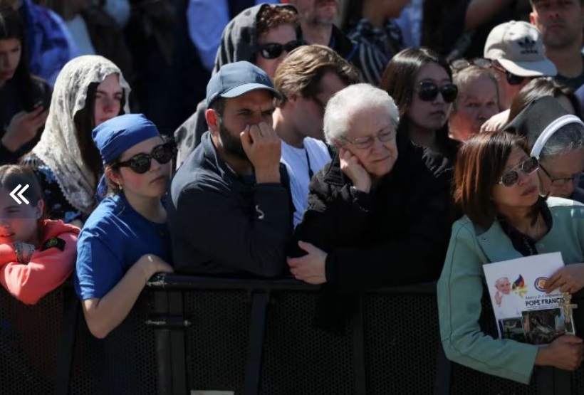 Lot dhe lutje për Papa Françeskun/ 130 delegacione dhe mbi 200 mijë qytetarë në Sheshin Shën Pjetri (FOTO)