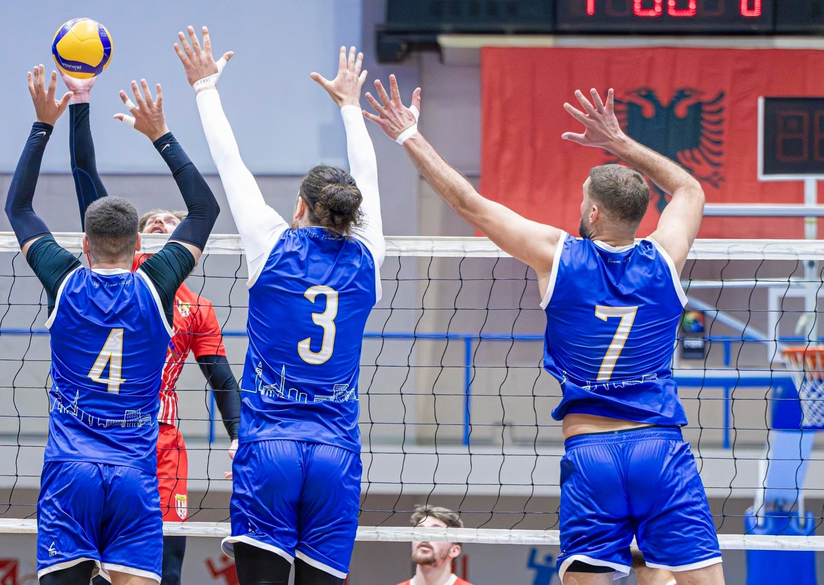 Luhen sfidat e para eliminatore të fazës play off: Partizani e Tirana prekin gjysmëfinalet
