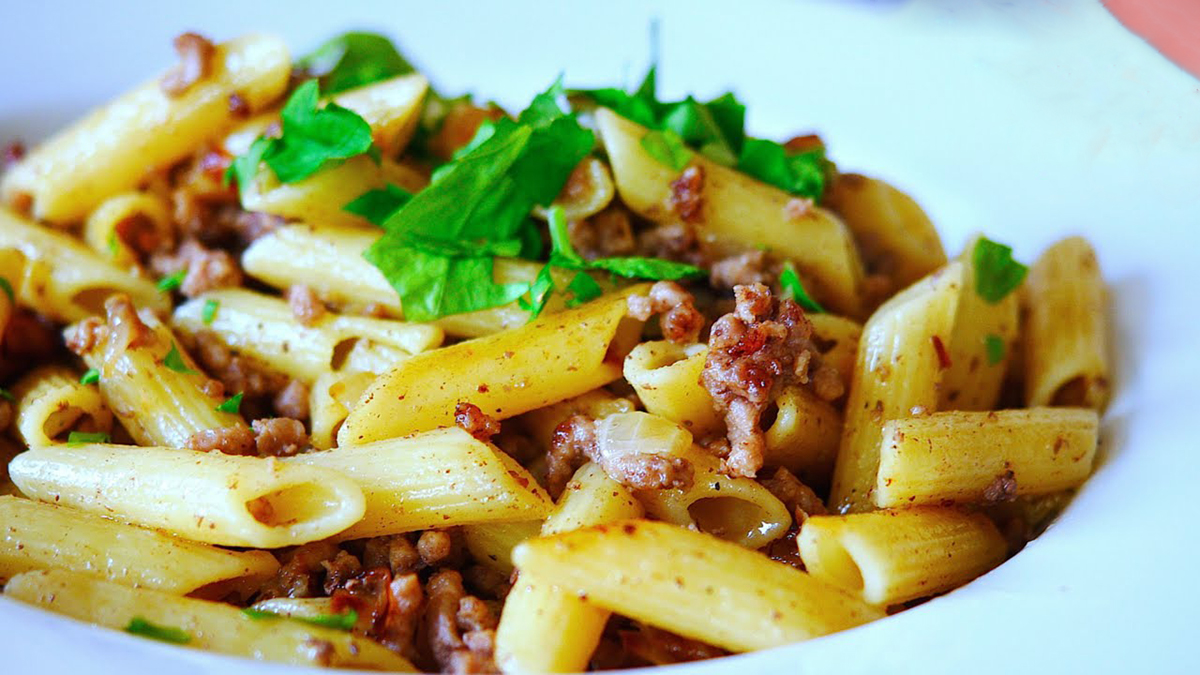 Makarona me Gjalpë dhe Mish të Grirë – Shija e Thjeshtë që nuk Duhet Humbur