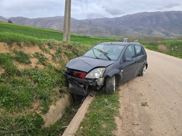 Makina del nga rruga dhe përplas fëmijën 9-vjeçar, dërgohet me urgjencë në spital