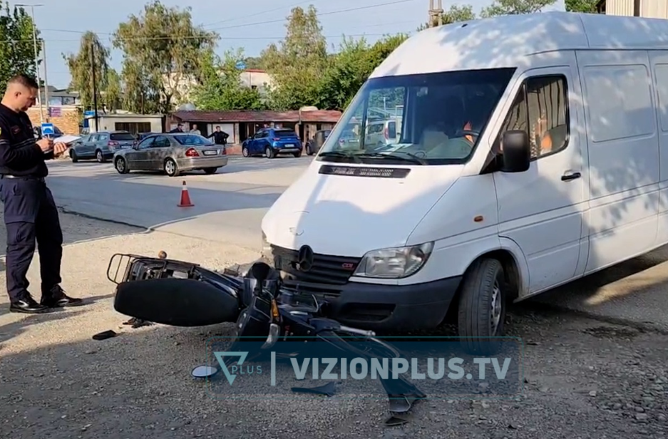 Makina përplas motorin në Fier, një i lënduar