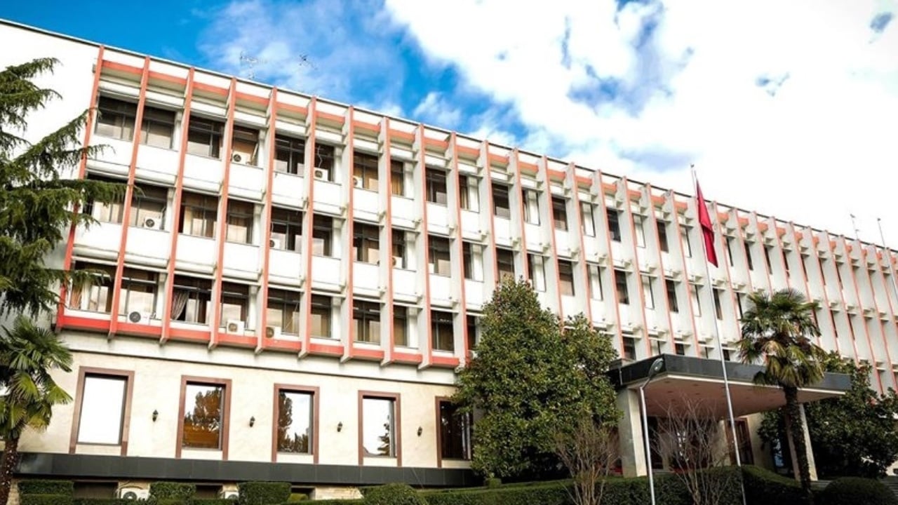 Makina përplas punonjësin e ministrisë së Jashtme te vijat e bardha, dërgohet te Trauma